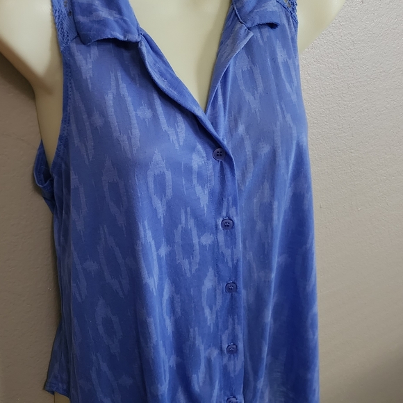 Sleeveless Button-down Collared Blouse - Picture 2 of 6